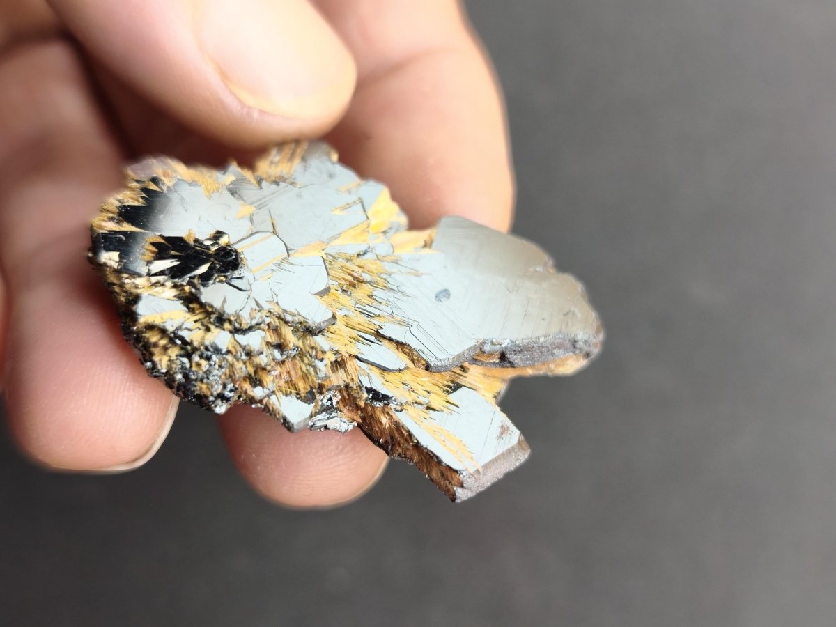 Rutil Hämatit Kristall Stufe 42 mm Brasilien AAA | Goldene Rutilsterne auf schwarzem Hämatit | Natürliche Edelsteine Sammler Mineralien Deko - Art of Nature Berlin