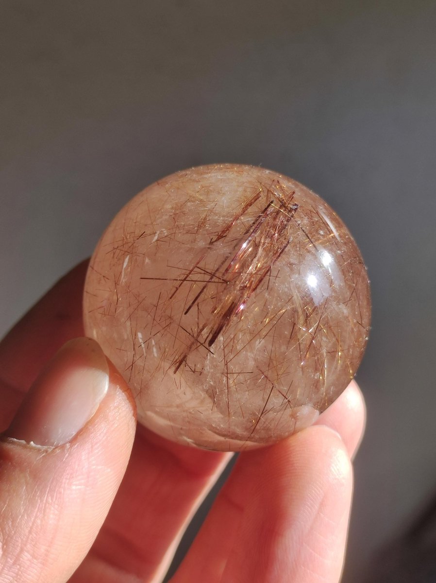 Rutilquarz A - Magische Edelstein Kugel Deko Sphere Klar Meditation Natur Heilstein Wohnen Sammler Rarität Geschenk Sammler Mineralien - Art of Nature Berlin