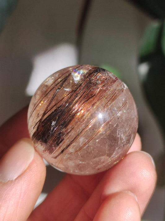 Rutilquarz A - Magische Edelstein Kugel Deko Sphere Klar Meditation Natur Heilstein Wohnen Sammler Rarität Geschenk Sammler Mineralien - Art of Nature Berlin