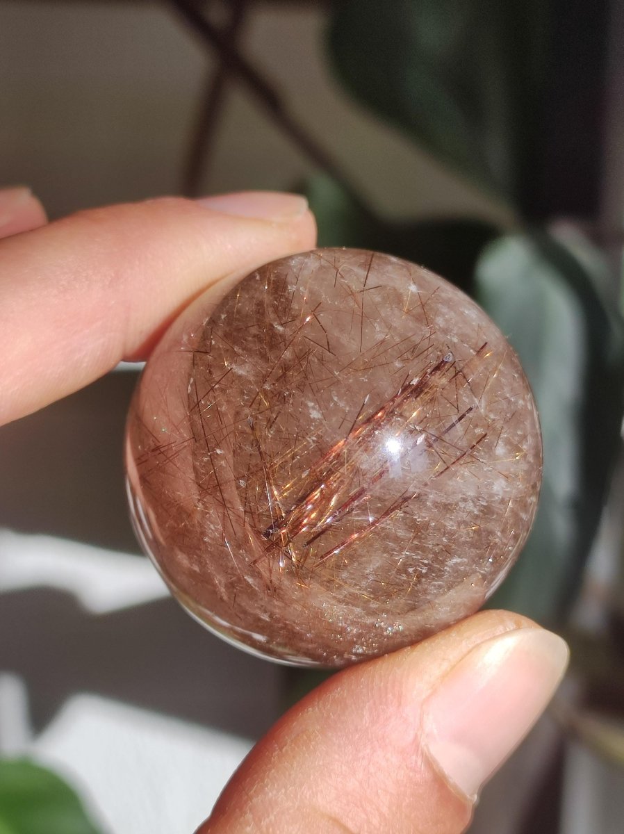 Rutilquarz A - Magische Edelstein Kugel Deko Sphere Klar Meditation Natur Heilstein Wohnen Sammler Rarität Geschenk Sammler Mineralien - Art of Nature Berlin