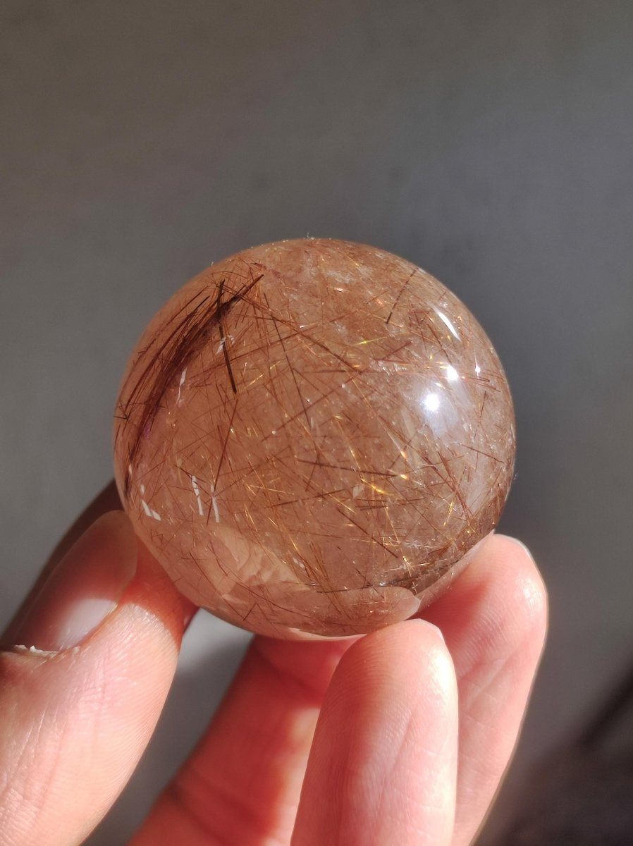 Rutilquarz A - Magische Edelstein Kugel Deko Sphere Klar Meditation Natur Heilstein Wohnen Sammler Rarität Geschenk Sammler Mineralien - Art of Nature Berlin