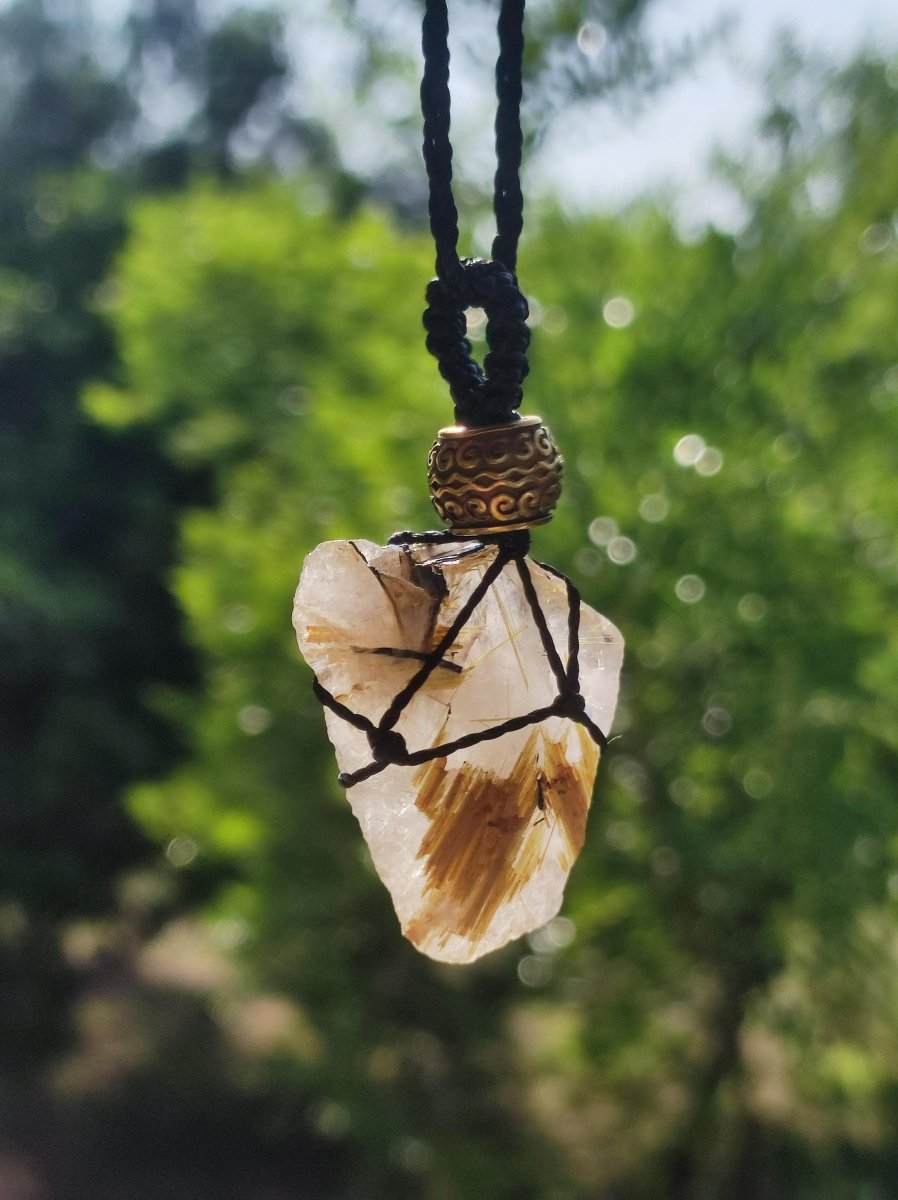 Rutilquarz mit Goldene Nadeln - Makramee Edelstein Kette Geschenk Er Sie Freundin Mann Frau Mutter HIPPIE GOA Ethno Natur Vintage Handarbeit - Art of Nature Berlin