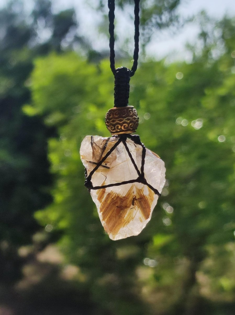 Rutilquarz mit Goldene Nadeln - Makramee Edelstein Kette Geschenk Er Sie Freundin Mann Frau Mutter HIPPIE GOA Ethno Natur Vintage Handarbeit - Art of Nature Berlin