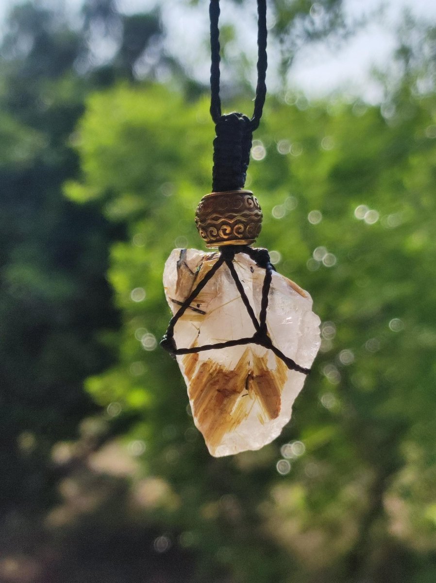Rutilquarz mit Goldene Nadeln - Makramee Edelstein Kette Geschenk Er Sie Freundin Mann Frau Mutter HIPPIE GOA Ethno Natur Vintage Handarbeit - Art of Nature Berlin