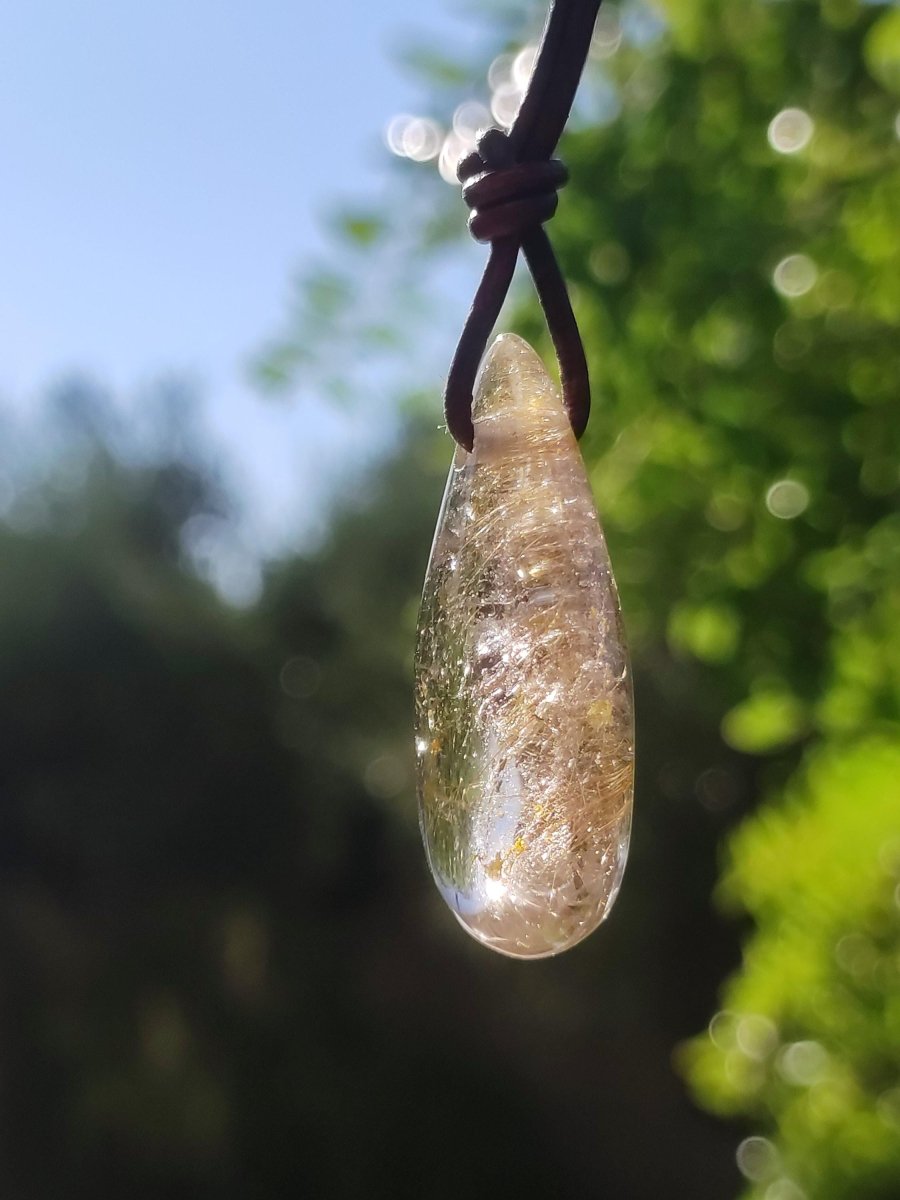 Rutilquarz Tropfen golden - Edelstein Kette Anhänger Natur Heilstein Kristall Geschenk Frau Sie Mann Er Freundin Unikat Nadeln transparent - Art of Nature Berlin