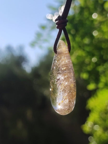 Rutilquarz Tropfen golden - Edelstein Kette Anhänger Natur Heilstein Kristall Geschenk Frau Sie Mann Er Freundin Unikat Nadeln transparent - Art of Nature Berlin