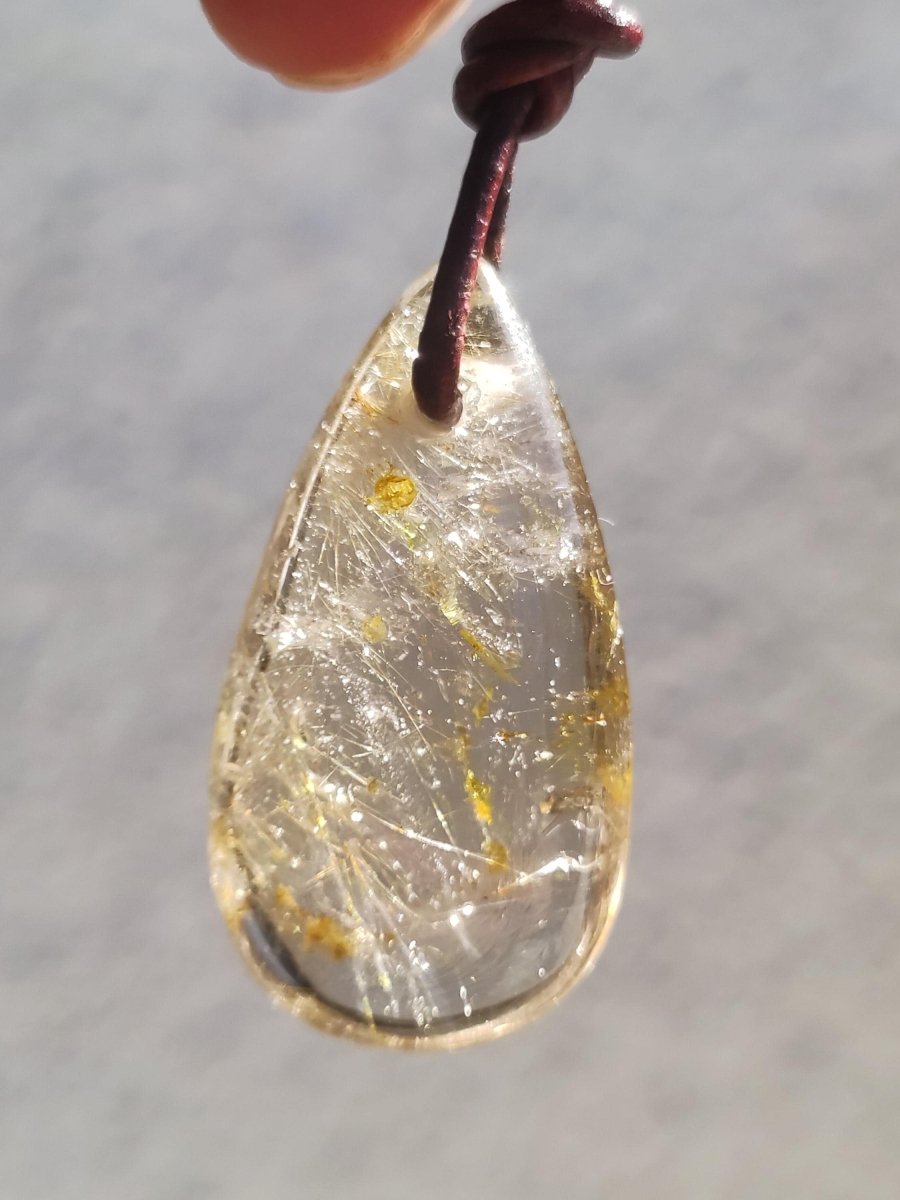 Rutilquarz Tropfen golden - Edelstein Kette Anhänger Natur Heilstein Kristall Geschenk Frau Sie Mann Er Freundin Unikat Nadeln transparent - Art of Nature Berlin