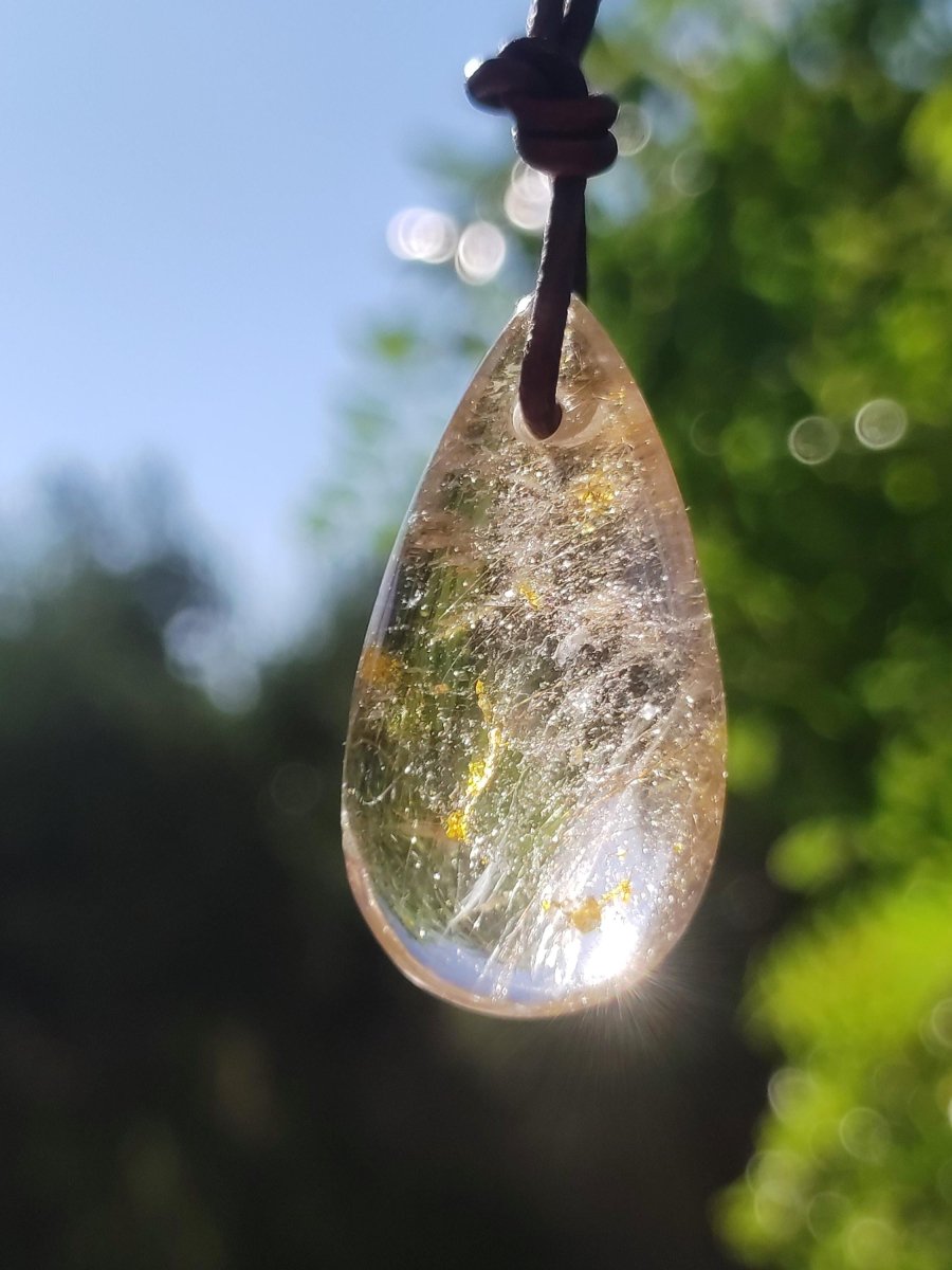 Rutilquarz Tropfen golden - Edelstein Kette Anhänger Natur Heilstein Kristall Geschenk Frau Sie Mann Er Freundin Unikat Nadeln transparent - Art of Nature Berlin