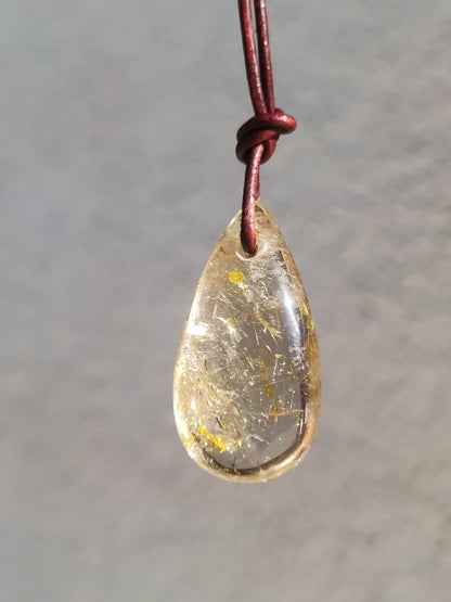 Rutilquarz Tropfen golden - Edelstein Kette Anhänger Natur Heilstein Kristall Geschenk Frau Sie Mann Er Freundin Unikat Nadeln transparent - Art of Nature Berlin