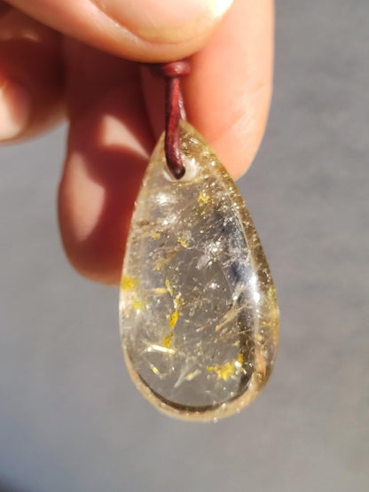 Rutilquarz Tropfen golden - Edelstein Kette Anhänger Natur Heilstein Kristall Geschenk Frau Sie Mann Er Freundin Unikat Nadeln transparent - Art of Nature Berlin