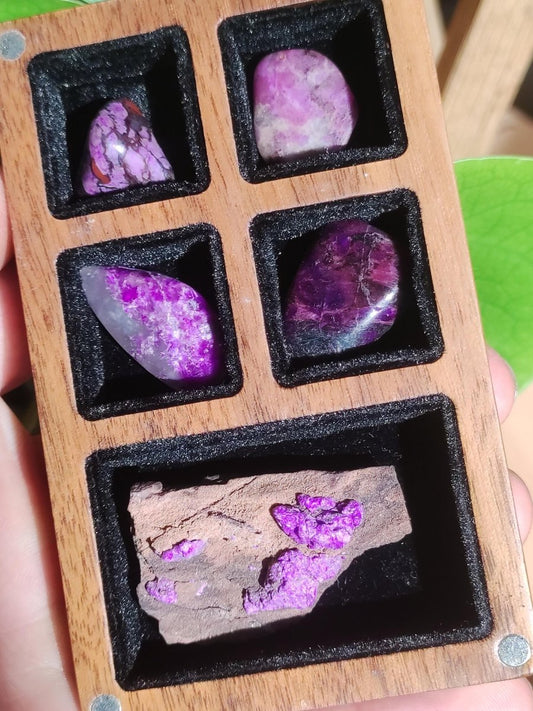 Sammler Sugilith SET Roh Fibrose Sugilite + 4x Trommelstein AAA Edelstein Deko Kristall Heilstein Rarität Selten Rarität Quatlität Geschenk - Art of Nature Berlin