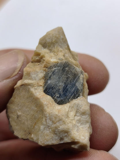 Saphir Kristallstufe aus Tansania – Blaugrauer Rohsaphir auf Muttergestein Edelstein Sammlermineral Kristalle Geschenk Unikat Selten - Art of Nature Berlin