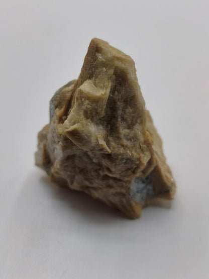 Saphir Kristallstufe aus Tansania – Blaugrauer Rohsaphir auf Muttergestein Edelstein Sammlermineral Kristalle Geschenk Unikat Selten - Art of Nature Berlin