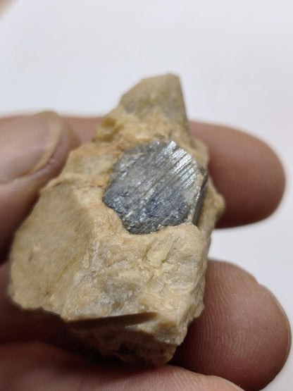 Saphir Kristallstufe aus Tansania – Blaugrauer Rohsaphir auf Muttergestein Edelstein Sammlermineral Kristalle Geschenk Unikat Selten - Art of Nature Berlin