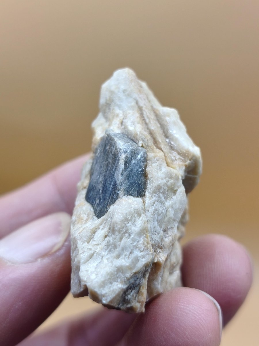 Saphir Kristallstufe aus Tansania – Blaugrauer Rohsaphir auf Muttergestein Edelstein Sammlermineral Kristalle Geschenk Unikat Selten - Art of Nature Berlin