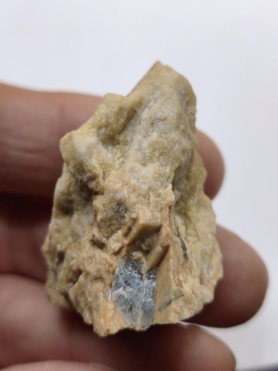 Saphir Kristallstufe aus Tansania – Blaugrauer Rohsaphir auf Muttergestein Edelstein Sammlermineral Kristalle Geschenk Unikat Selten - Art of Nature Berlin