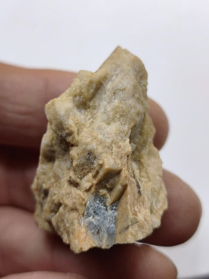 Saphir Kristallstufe aus Tansania – Blaugrauer Rohsaphir auf Muttergestein Edelstein Sammlermineral Kristalle Geschenk Unikat Selten - Art of Nature Berlin