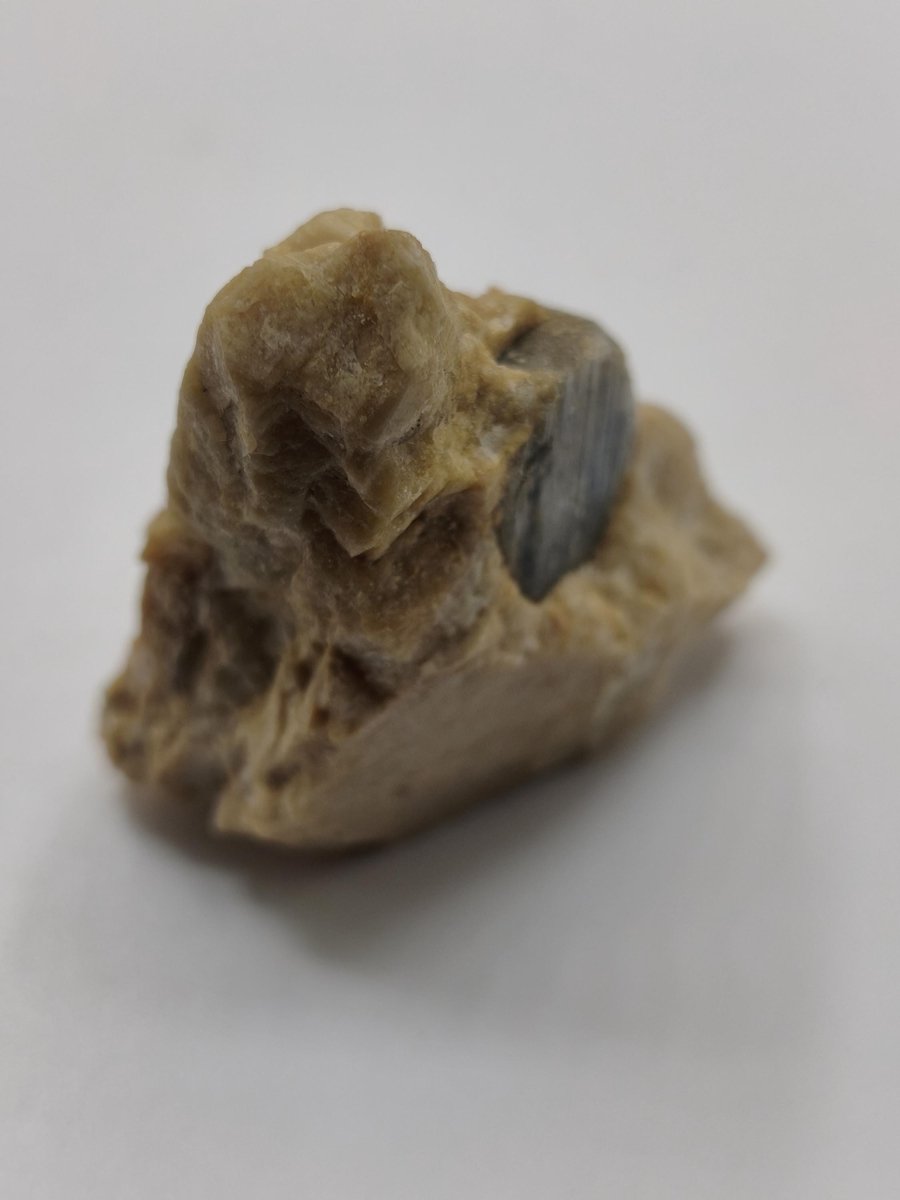 Saphir Kristallstufe aus Tansania – Blaugrauer Rohsaphir auf Muttergestein Edelstein Sammlermineral Kristalle Geschenk Unikat Selten - Art of Nature Berlin