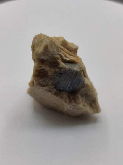 Saphir Kristallstufe aus Tansania – Blaugrauer Rohsaphir auf Muttergestein Edelstein Sammlermineral Kristalle Geschenk Unikat Selten - Art of Nature Berlin
