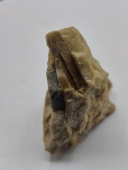 Saphir Kristallstufe aus Tansania – Blaugrauer Rohsaphir auf Muttergestein Edelstein Sammlermineral Kristalle Geschenk Unikat Selten - Art of Nature Berlin