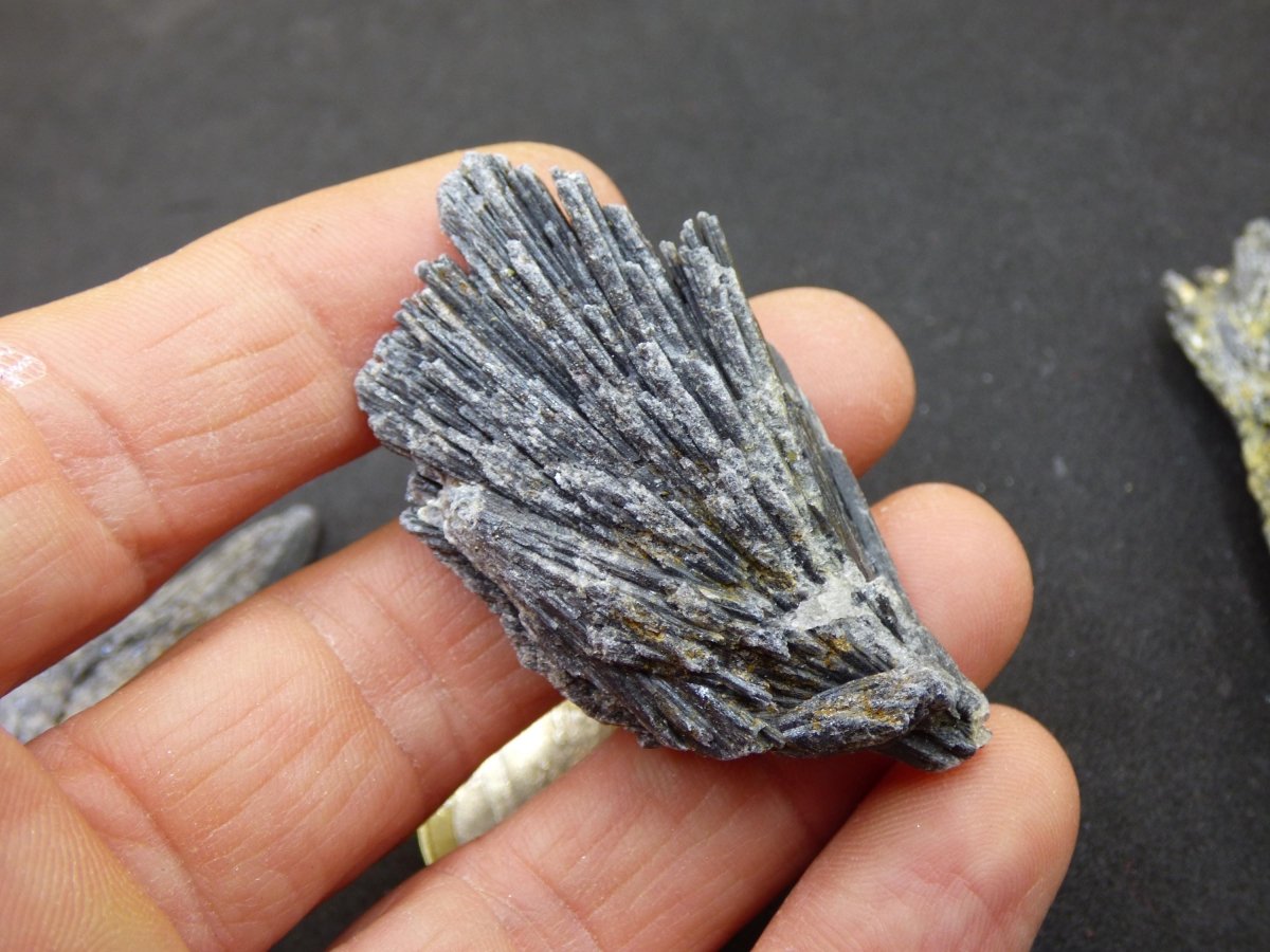 schwarzer Cyanit Kyanit Fächercyanit Sammler roh Stufen Rarität Edelstein Deko Kristall Heilstein Mineral Energie Natur Meditation Geschenk - Art of Nature Berlin