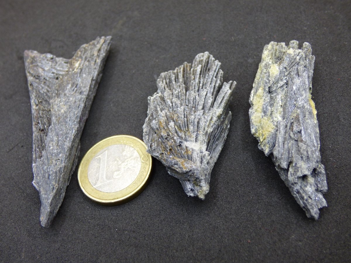 schwarzer Cyanit Kyanit Fächercyanit Sammler roh Stufen Rarität Edelstein Deko Kristall Heilstein Mineral Energie Natur Meditation Geschenk - Art of Nature Berlin