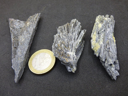 schwarzer Cyanit Kyanit Fächercyanit Sammler roh Stufen Rarität Edelstein Deko Kristall Heilstein Mineral Energie Natur Meditation Geschenk - Art of Nature Berlin