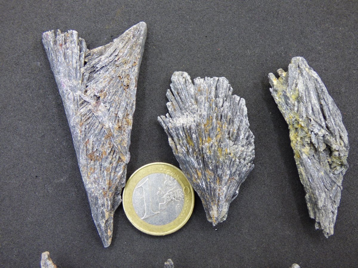 schwarzer Cyanit Kyanit Fächercyanit Sammler roh Stufen Rarität Edelstein Deko Kristall Heilstein Mineral Energie Natur Meditation Geschenk - Art of Nature Berlin