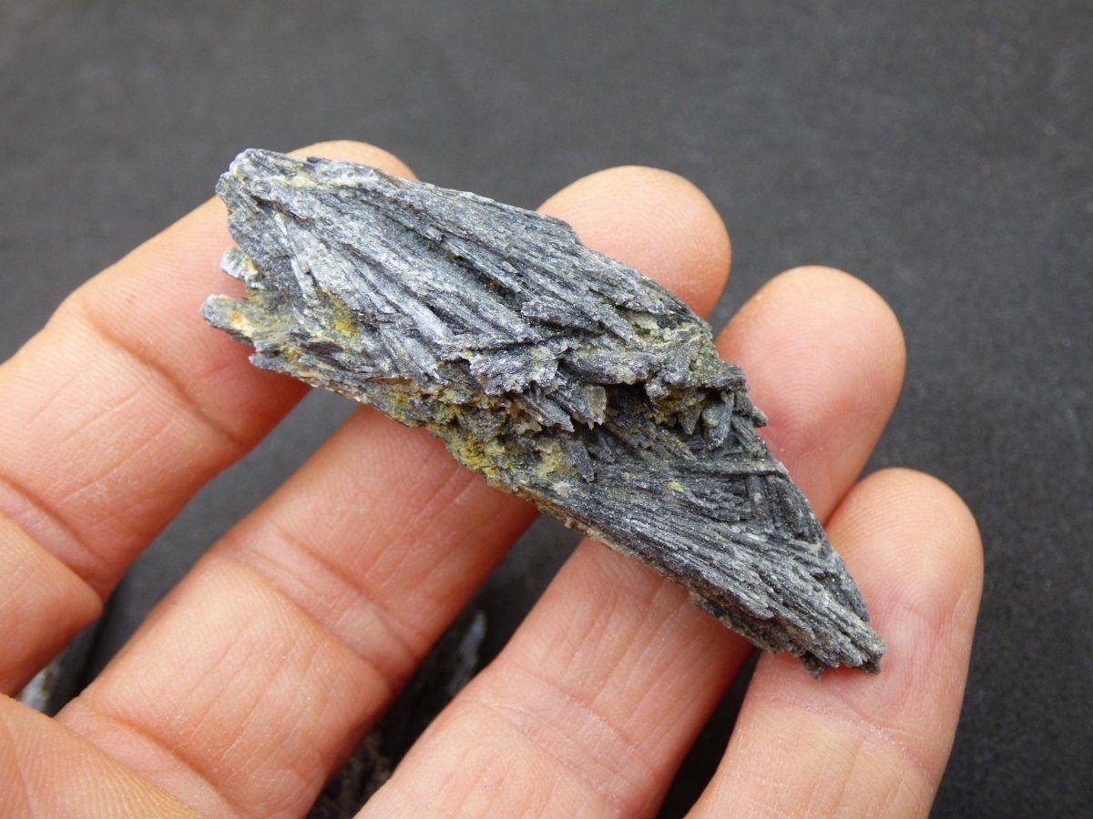 schwarzer Cyanit Kyanit Fächercyanit Sammler roh Stufen Rarität Edelstein Deko Kristall Heilstein Mineral Energie Natur Meditation Geschenk - Art of Nature Berlin