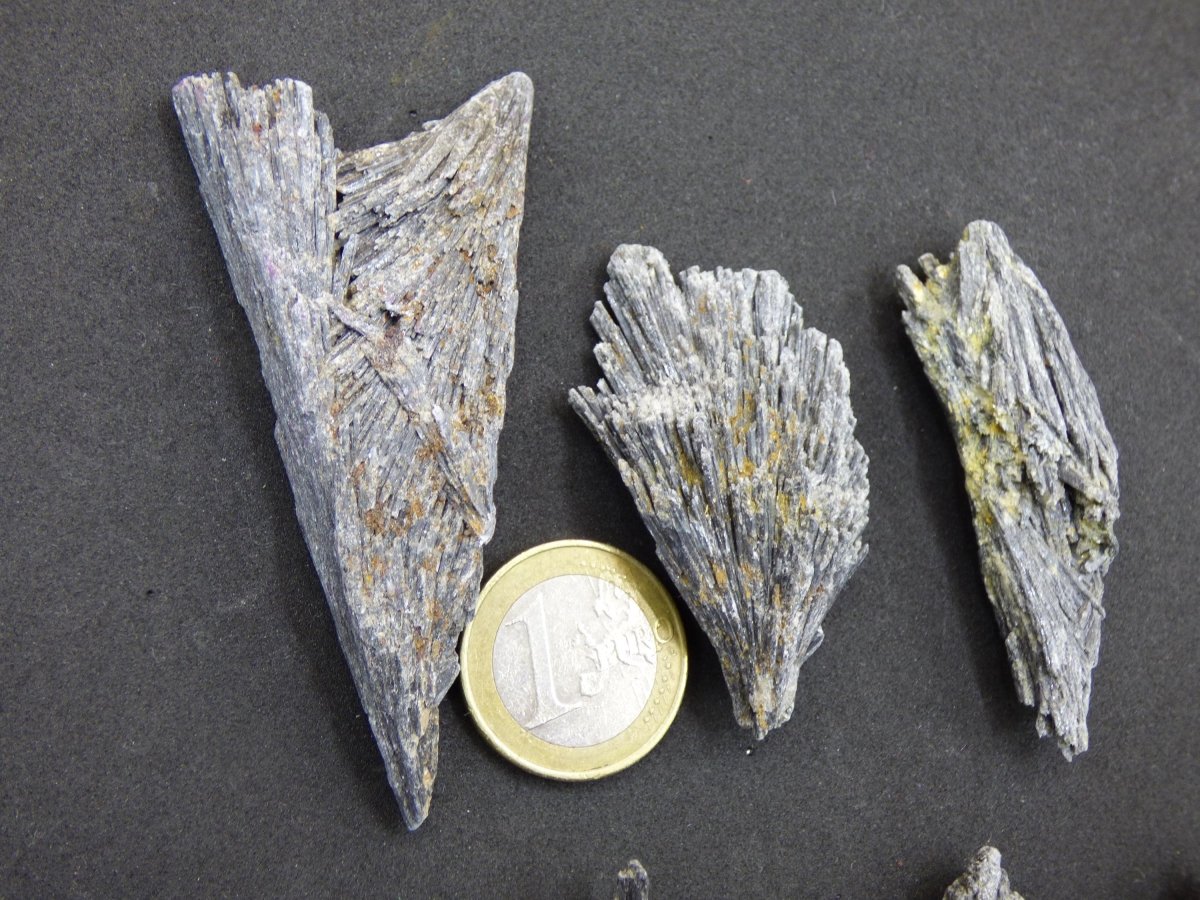 schwarzer Cyanit Kyanit Fächercyanit Sammler roh Stufen Rarität Edelstein Deko Kristall Heilstein Mineral Energie Natur Meditation Geschenk - Art of Nature Berlin