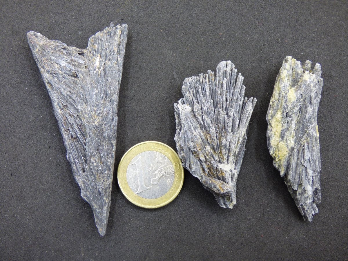 schwarzer Cyanit Kyanit Fächercyanit Sammler roh Stufen Rarität Edelstein Deko Kristall Heilstein Mineral Energie Natur Meditation Geschenk - Art of Nature Berlin