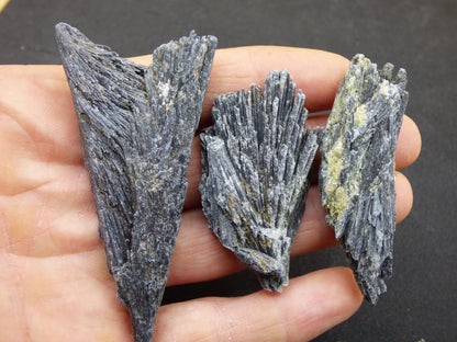 schwarzer Cyanit Kyanit Fächercyanit Sammler roh Stufen Rarität Edelstein Deko Kristall Heilstein Mineral Energie Natur Meditation Geschenk - Art of Nature Berlin