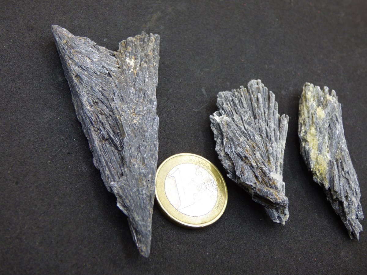 schwarzer Cyanit Kyanit Fächercyanit Sammler roh Stufen Rarität Edelstein Deko Kristall Heilstein Mineral Energie Natur Meditation Geschenk - Art of Nature Berlin