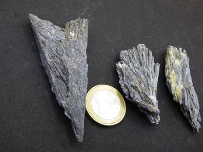 schwarzer Cyanit Kyanit Fächercyanit Sammler roh Stufen Rarität Edelstein Deko Kristall Heilstein Mineral Energie Natur Meditation Geschenk - Art of Nature Berlin