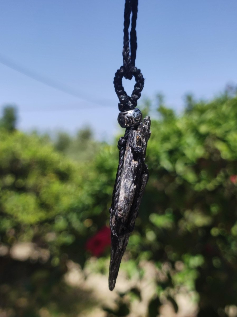 Schwarzer Cyanit ~ Makramee Edelstein Kette Heilstein roh Kristall Geschenk Mann Frau Er Sie Freundin HIPPIE GOA Boho Ethno Natur Vintage - Art of Nature Berlin