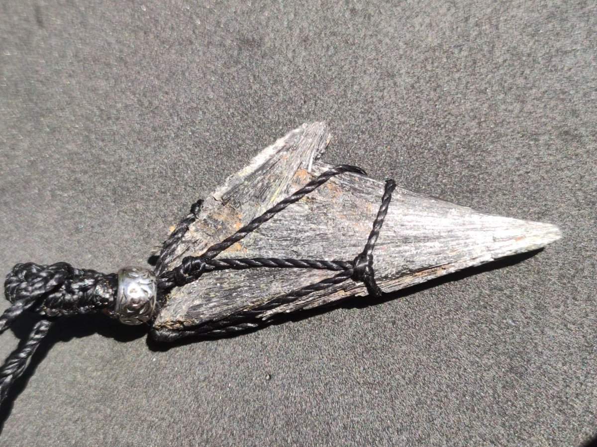 Schwarzer Cyanit ~ Makramee Edelstein Kette Heilstein roh Kristall Geschenk Mann Frau Er Sie Freundin HIPPIE GOA Boho Ethno Natur Vintage - Art of Nature Berlin