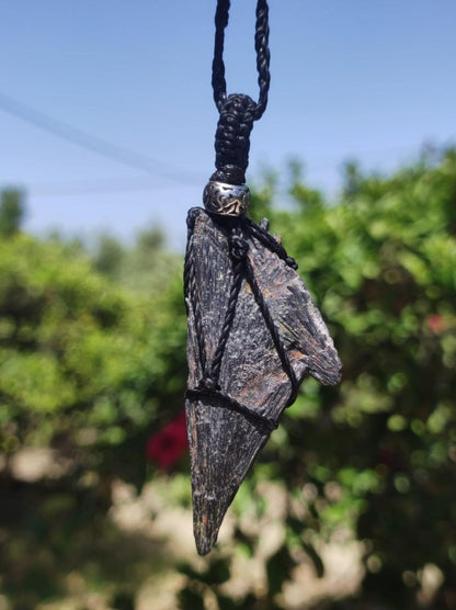 Schwarzer Cyanit ~ Makramee Edelstein Kette Heilstein roh Kristall Geschenk Mann Frau Er Sie Freundin HIPPIE GOA Boho Ethno Natur Vintage - Art of Nature Berlin