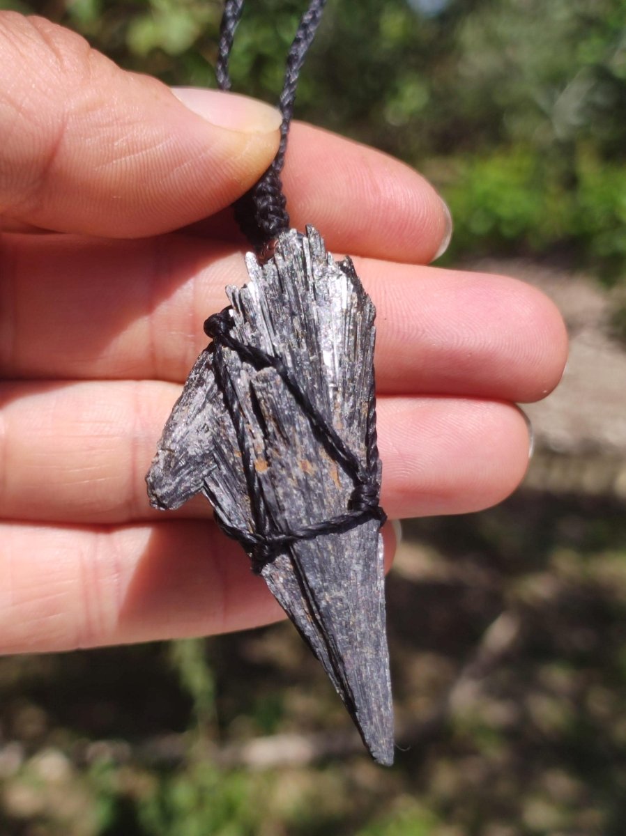 Schwarzer Cyanit ~ Makramee Edelstein Kette Heilstein roh Kristall Geschenk Mann Frau Er Sie Freundin HIPPIE GOA Boho Ethno Natur Vintage - Art of Nature Berlin