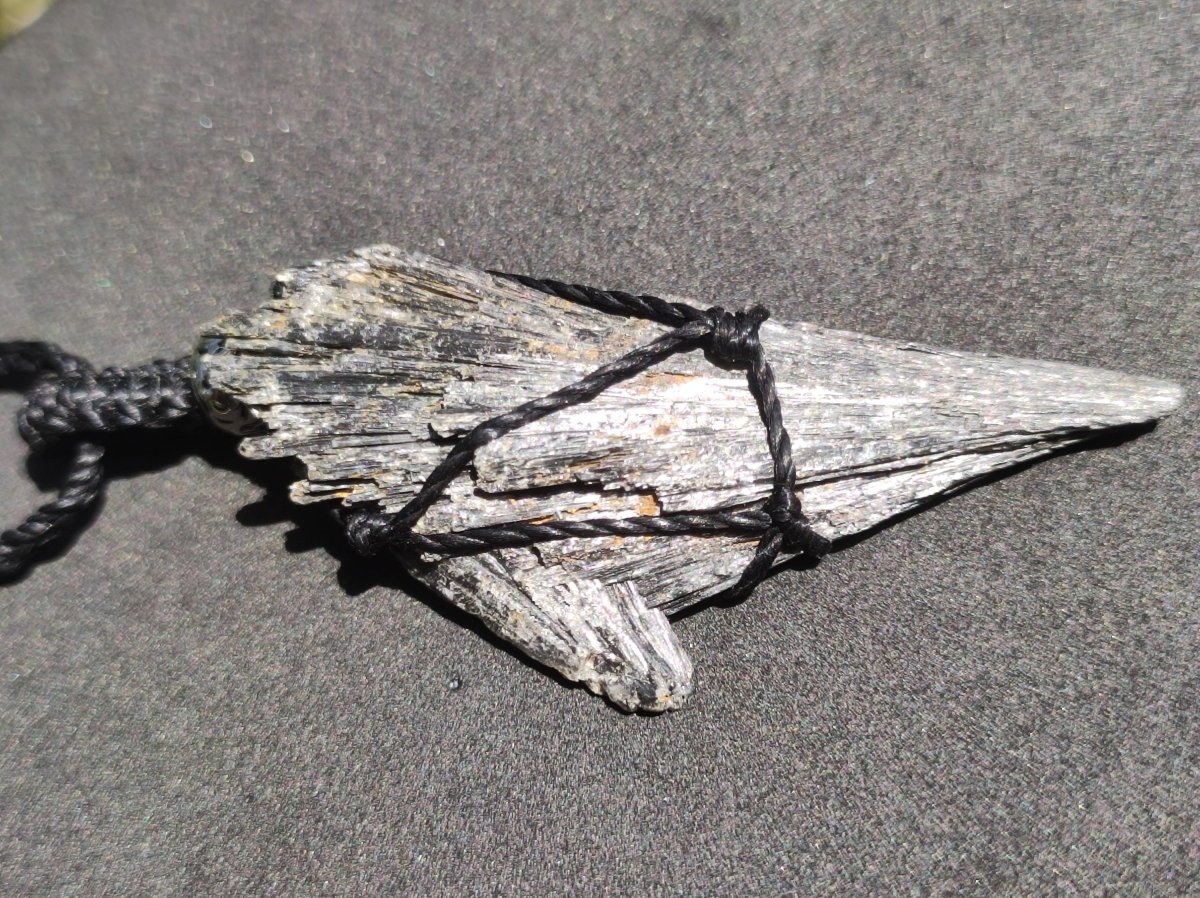 Schwarzer Cyanit ~ Makramee Edelstein Kette Heilstein roh Kristall Geschenk Mann Frau Er Sie Freundin HIPPIE GOA Boho Ethno Natur Vintage - Art of Nature Berlin