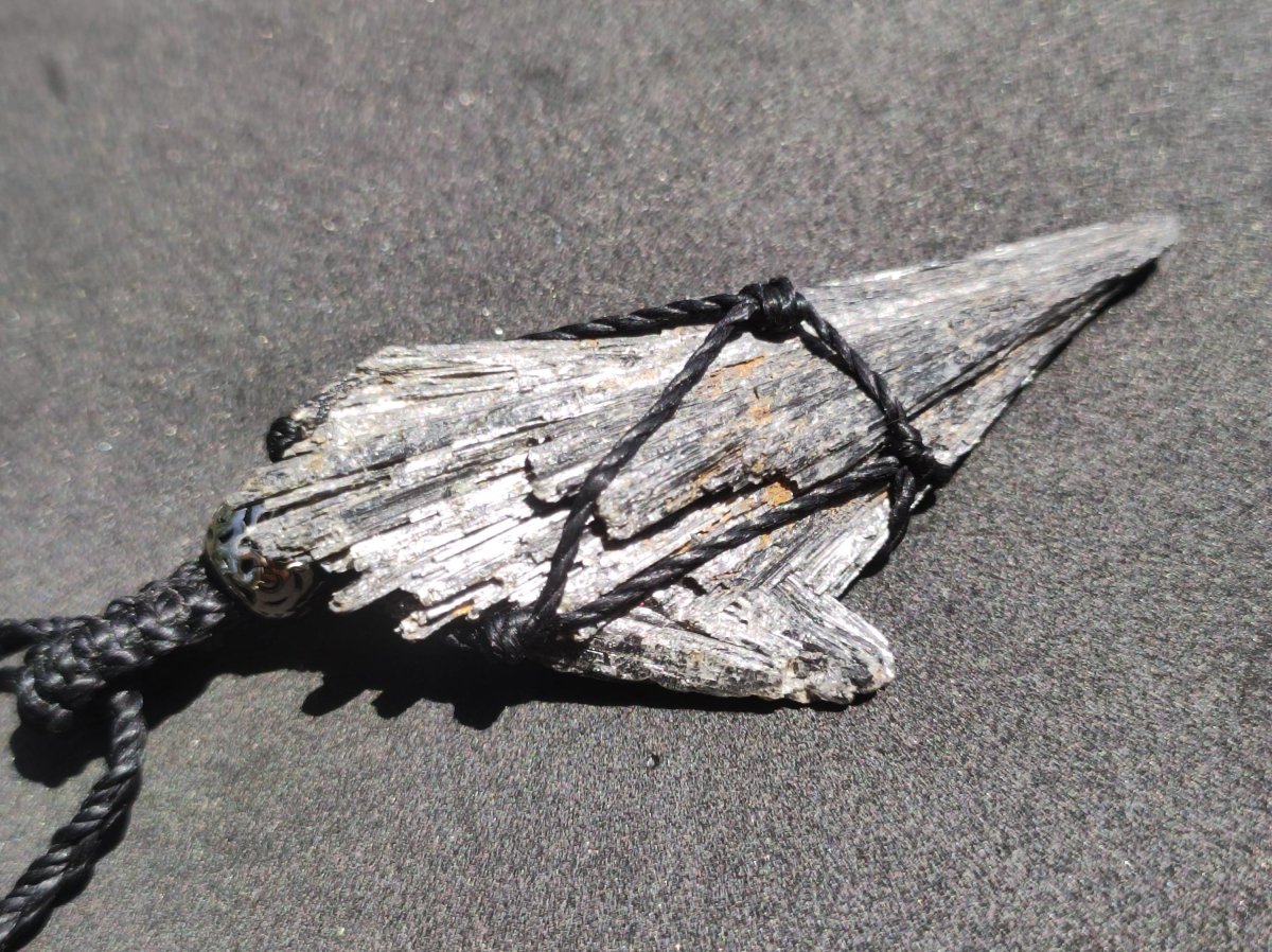 Schwarzer Cyanit ~ Makramee Edelstein Kette Heilstein roh Kristall Geschenk Mann Frau Er Sie Freundin HIPPIE GOA Boho Ethno Natur Vintage - Art of Nature Berlin