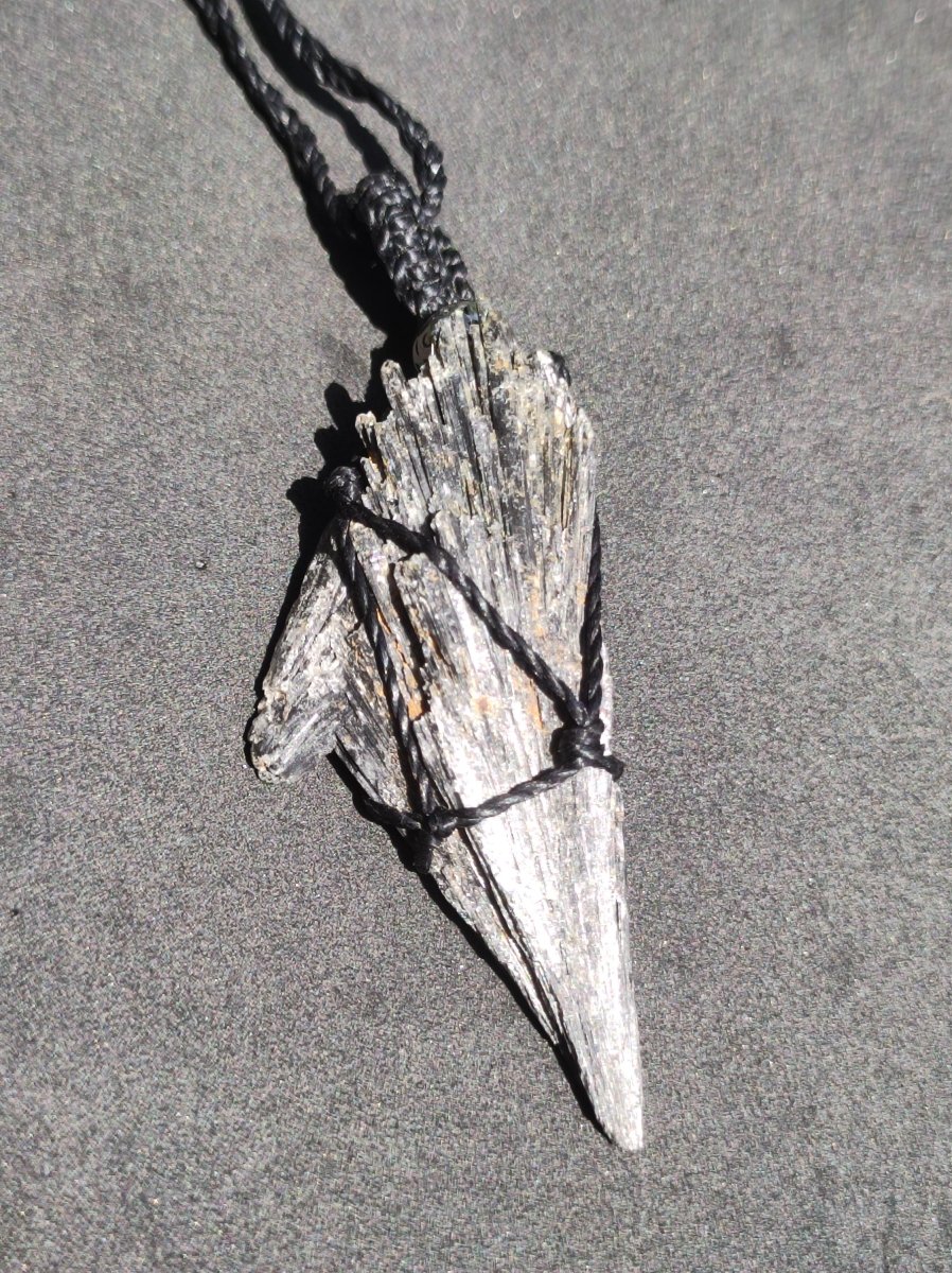 Schwarzer Cyanit ~ Makramee Edelstein Kette Heilstein roh Kristall Geschenk Mann Frau Er Sie Freundin HIPPIE GOA Boho Ethno Natur Vintage - Art of Nature Berlin