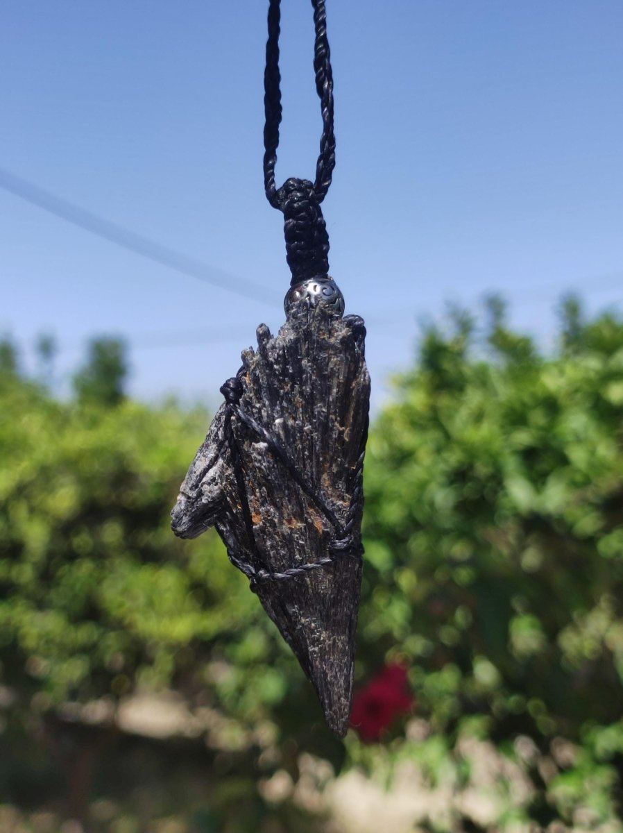 Schwarzer Cyanit ~ Makramee Edelstein Kette Heilstein roh Kristall Geschenk Mann Frau Er Sie Freundin HIPPIE GOA Boho Ethno Natur Vintage - Art of Nature Berlin