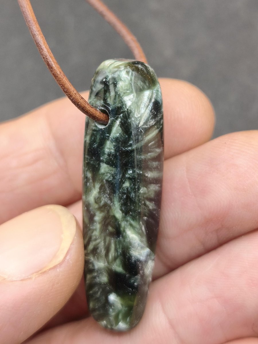 Seraphinit Serafinit A lang Spitze Edelstein Kette grün Natur Heilstein Mann Frau Glück Schutz HIPPIE Boho Kristalle Rarität Geschenk Er Sie - Art of Nature Berlin