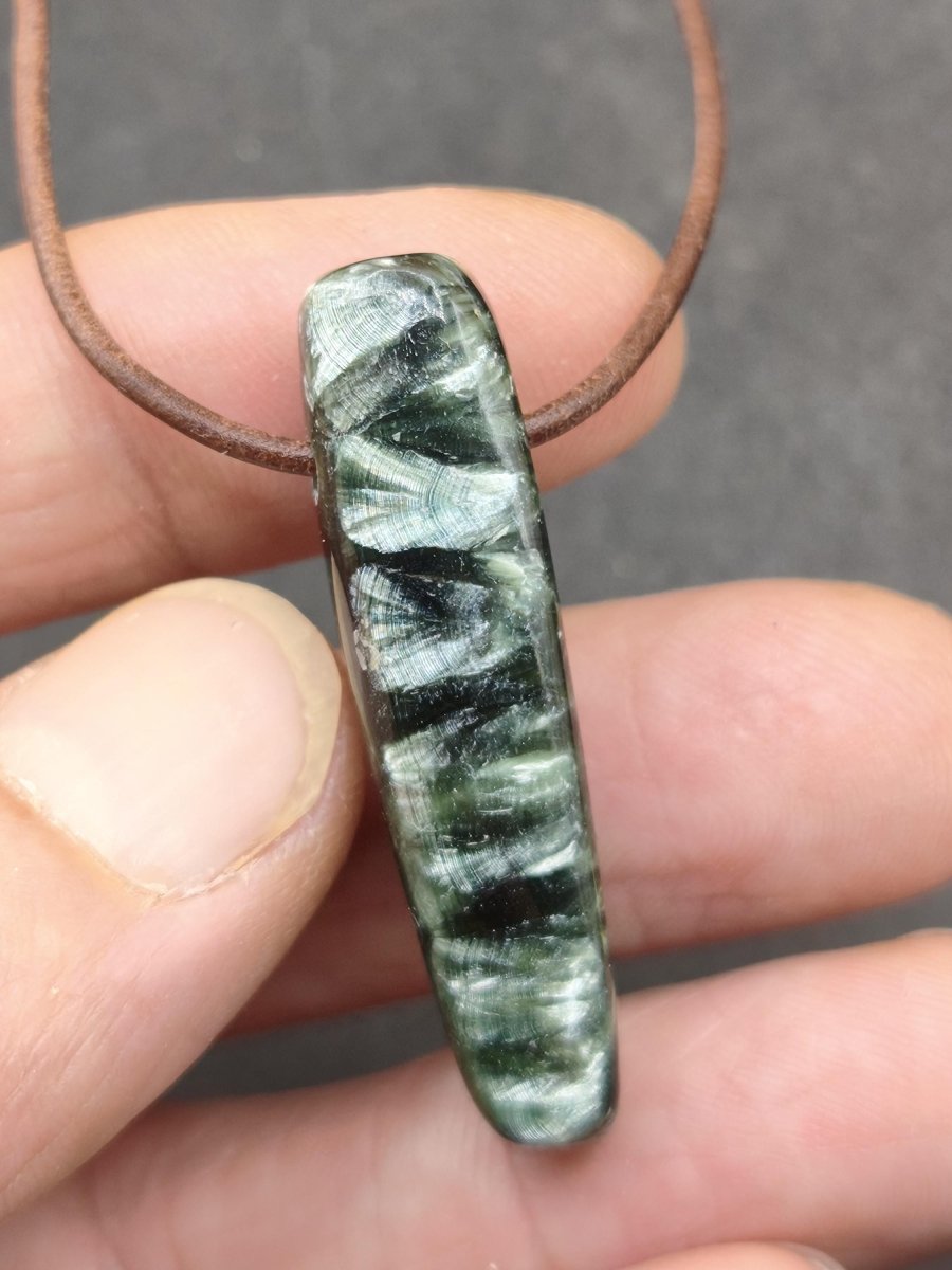 Seraphinit Serafinit A lang Spitze Edelstein Kette grün Natur Heilstein Mann Frau Glück Schutz HIPPIE Boho Kristalle Rarität Geschenk Er Sie - Art of Nature Berlin