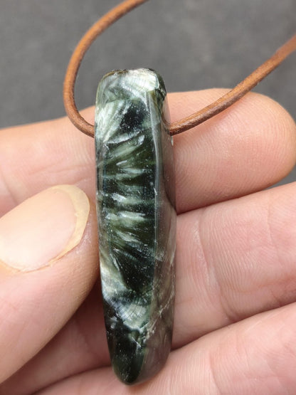 Seraphinit Serafinit A lang Spitze Edelstein Kette grün Natur Heilstein Mann Frau Glück Schutz HIPPIE Boho Kristalle Rarität Geschenk Er Sie - Art of Nature Berlin