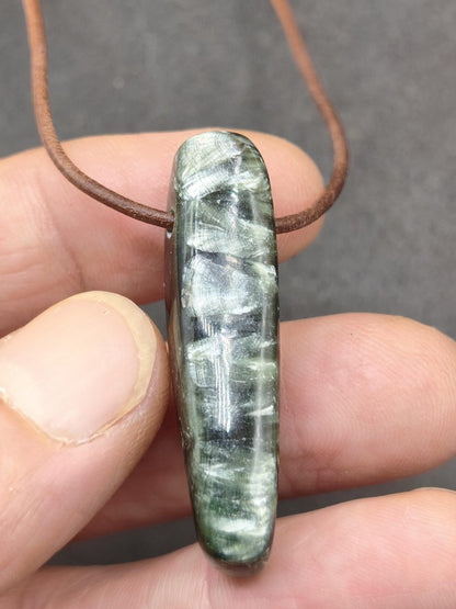 Seraphinit Serafinit A lang Spitze Edelstein Kette grün Natur Heilstein Mann Frau Glück Schutz HIPPIE Boho Kristalle Rarität Geschenk Er Sie - Art of Nature Berlin