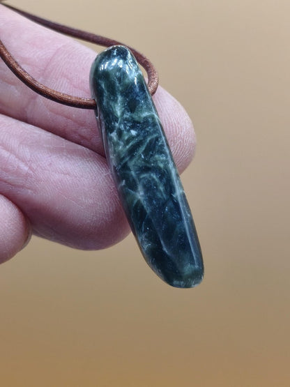 Seraphinit Serafinit A lang Spitze Edelstein Kette grün Natur Heilstein Mann Frau Glück Schutz HIPPIE Boho Kristalle Rarität Geschenk Er Sie - Art of Nature Berlin