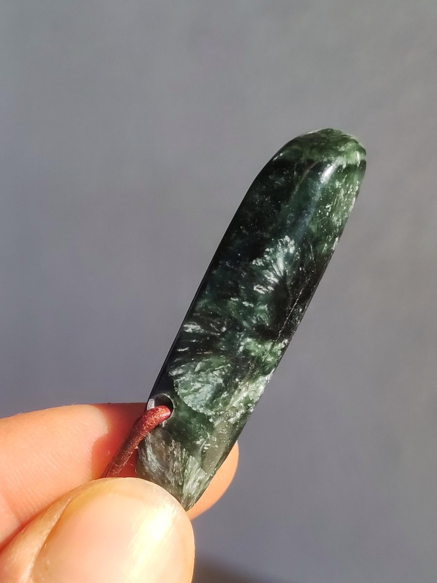 Seraphinit Serafinit A lang Spitze Edelstein Kette Natur Heilstein Mann Frau Glück Schutz HIPPIE Boho Tibet Ethno Rarität Geschenk Er Sie - Art of Nature Berlin