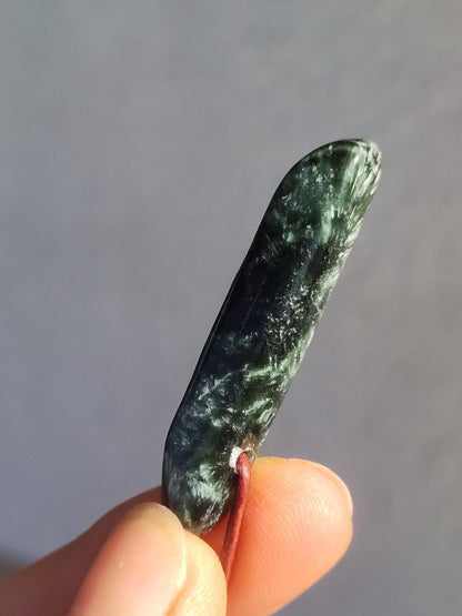 Seraphinit Serafinit A lang Spitze Edelstein Kette Natur Heilstein Mann Frau Glück Schutz HIPPIE Boho Tibet Ethno Rarität Geschenk Er Sie - Art of Nature Berlin