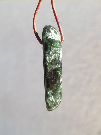 Seraphinit Serafinit A lang Spitze Edelstein Kette Natur Heilstein Mann Frau Glück Schutz HIPPIE Boho Tibet Ethno Rarität Geschenk Er Sie - Art of Nature Berlin